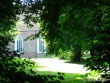 Kirche mit Parkbäumen