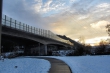 Schnellstraßenbrücke im Winter