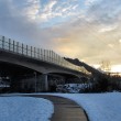 Schnellstraßenbrücke im Winter