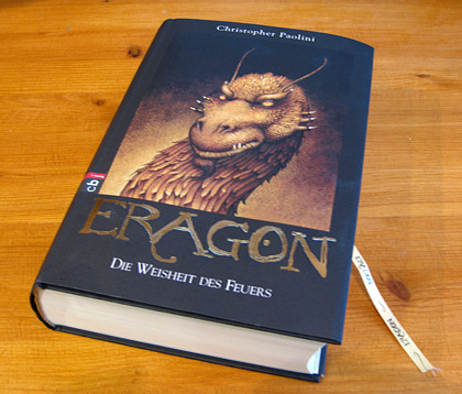 Bibliophil: Auch der dritte Band von Eragon präsentiert sich in edler Aufmachung für Freunde schöner, umfangreicher Bücher. Ähnlich liest er sich auch.