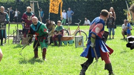Schaukämpfe gab es einige zu sehen - in Rüstung dürfte das bei Temparaturen jenseits der 30-Grade an Extremsport grenzen. Schaukämpfe gab es einige zu sehen - in Rüstung dürfte das bei Temparaturen jenseits der 30-Grade an Extremsport grenzen.