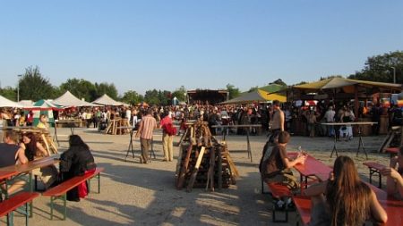 Je tiefer die heiße Augustsonne sank, desto gemütlicher wurde es auf dem Mittelalterfestival. Je tiefer die heiße Augustsonne sank, desto gemütlicher wurde es auf dem Mittelalterfestival.