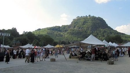 Hochsommerlicher Mittelaltermarkt vor malerischer Kulisse in Singen