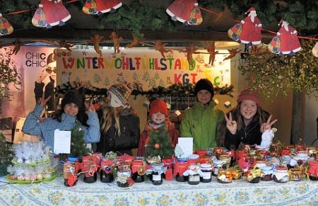 Beim Winterwohlfühlstand der Klasse 5c kamen auch die Früchte des Goldbaumes zum Einsatz - als Bestandteil in den hübsch geschmückten Gläsern.