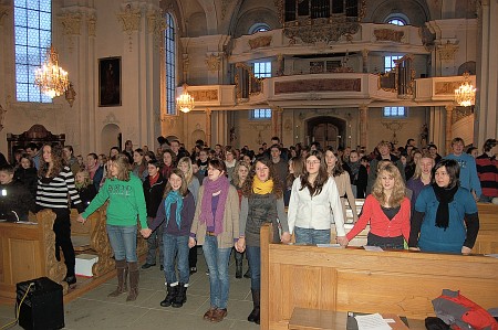 Tröstlich: Trotz Miesewetter fanden doch noch recht viele Besucher - Schüler wie Lehrer - rechtzeitig den Weg in die Peter-Thumb-Kirche Tiengen. (Foto: Georg Tasse) Tröstlich: Trotz Miesewetter fanden doch noch recht viele Besucher - Schüler wie Lehrer - rechtzeitig den Weg in die Peter-Thumb-Kirche Tiengen. (Foto: Georg Tasse)