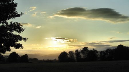 Sonnenuntergang am 25. Juni 2011: Dank Analemma wird die Sonne wohl noch einige Tage auf ihrem Höchststand verweilen, bevor es dann schon wieder abwärts geht - in sechs Monaten ist ja schon wieder Weihnachten. Noch aber kann man recht sphärische Sonnenuntergänge genießen ... (Foto: Martin Dühning)