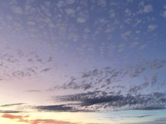 Spektraler Sonnenuntergangshimmel im Schäfchenwölkchenmeer (Foto: Martin Dühning)