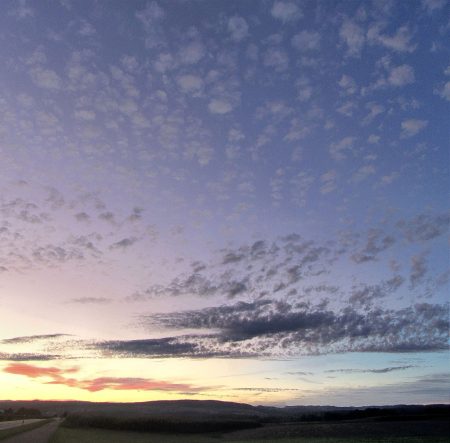 Spektraler Sonnenuntergangshimmel im Schäfchenwölkchenmeer (Foto: Martin Dühning)