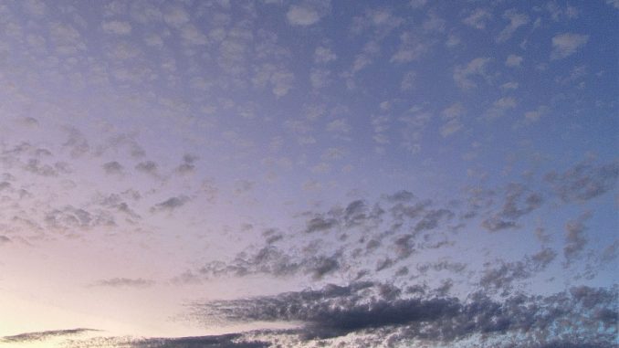 Spektraler Sonnenuntergangshimmel im Schäfchenwölkchenmeer (Foto: Martin Dühning) Spektraler Sonnenuntergangshimmel im Schäfchenwölkchenmeer (Foto: Martin Dühning)