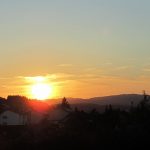 Schon bedenklich südlich geht die Sonne unter - bald verschwindet sie wieder früh hinter dem Lauchringer Berg und der Hochrheinnebel zieht das Wutachtal herauf. (Foto: Martin Dühning)