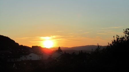 Schon bedenklich südlich geht die Sonne unter - bald verschwindet sie wieder früh hinter dem Lauchringer Berg und der Hochrheinnebel zieht das Wutachtal herauf. (Foto: Martin Dühning)