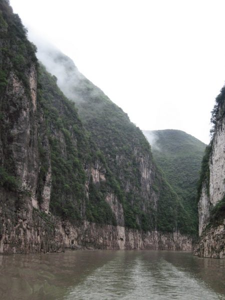 Abenteuerliche Felswände säumen den Nebenfluss des Jangtse, sie stehen zumindest kleineren Fjorden in nichts nach. (Foto: Hansjörg Dühning)