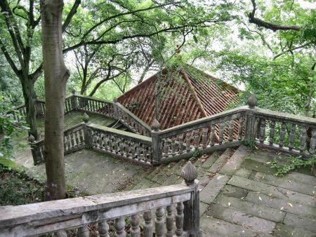 Der Hügel Ming Shan mit seinen vielen buddhistischen und taoistischen Tempeln und schönen Gartenanlagen liegt glücklicherweise oberhalb der Stauwassergrenze. (Foto: Hansjörg Dühning)