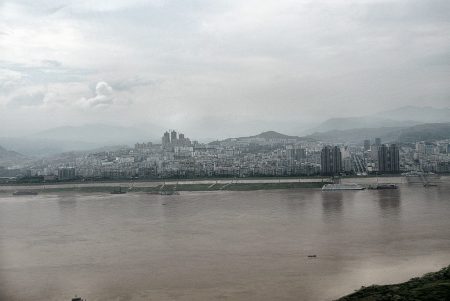 Das neue Fengdu wurde erst jüngst anstelle der alten Stadt errichtet, die 2007 in den Fluten des aufgestauten Jangtse unterging. Mehr als 100.000 Menschen fanden hier eine neue Bleibe. (Foto: Hansjörg Dühning)
