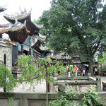 Pagoden mit Reisegruppe in der "Geisterstadt" Fengdu am Jangtsekiang in China 2011 (Foto: Hansjörg Dühning)