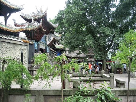 Pagoden mit Reisegruppe in der "Geisterstadt" Fengdu am Jangtsekiang in China 2011 (Foto: Hansjörg Dühning)