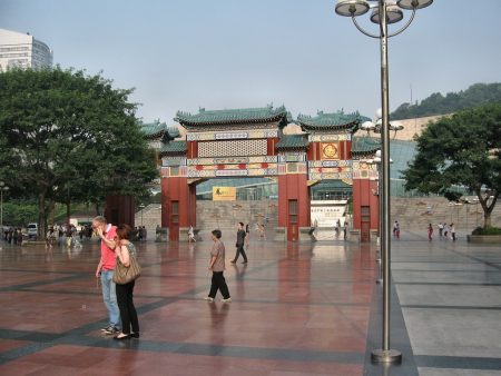 Das Stadtzentrum von Chongqing ist nur frühmorgens so menschenleer wie auf diesem Foto. Sonst herrscht - wie überall in China - sehr dichtes Gedränge. (Foto: Hansjörg Dühning)