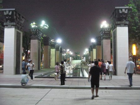 Nächtlicher Stadtpark von Chongqing (Foto: Hansjörg Dühning)