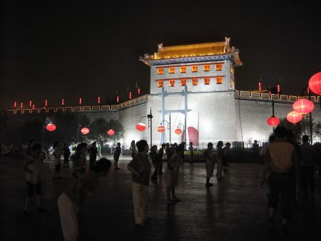 Tanzen hält schön jung! - Das denken viele Senioren in China und treffen sich täglich morgens und abends zum "Oma-Dancing", wie hier in Chongqing. (Foto: Hansjörg Dühning)