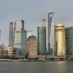 Skyline von Shanghai im Sommersmog