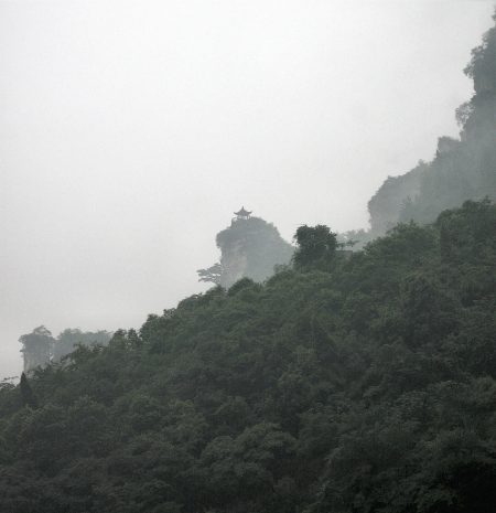 Eine einsame Pagode versinkt im Bergnebel. Bei schönem Wetter kann man an den Ufern des Jangtsekiang auch Makaken, eine Affenart beobachten. In den zahlreichen Flusshöhlen leben immer noch Höhlenfledermäuse. (Foto: Hansjörg Dühning)