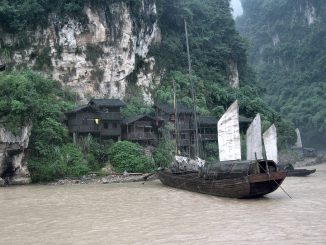 Wie aus dem Bilderbuch - aber wirklich echt. Klassische Flussdschunken vor einem alten chinesischen Fischerdorf am Jangtsekiang trotzen der Moderne 2011. (Foto: Hansjörg Dühning)