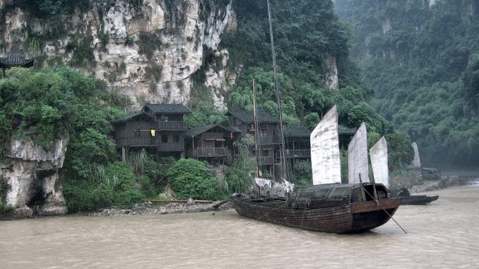 Wie aus dem Bilderbuch - aber wirklich echt. Klassische Flussdschunken vor einem alten chinesischen Fischerdorf am Jangtsekiang trotzen der Moderne 2011. (Foto: Hansjörg Dühning)