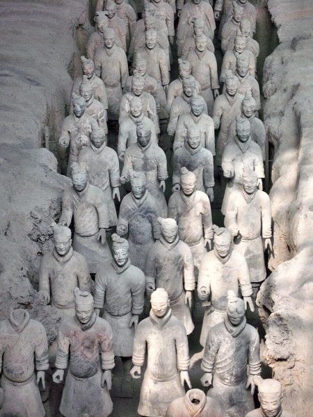 Die Terrakottaarmee zählt zu den bekanntesten Sehenswürdigkeiten der Geschichte Chinas. Und doch macht sie nur einen kleinen Teil der Grabanlage Qin Shihuangdis aus. Der größte Teil des Mausoleums ist noch gar nicht freigelegt... (Foto: Hansjörg Dühning)