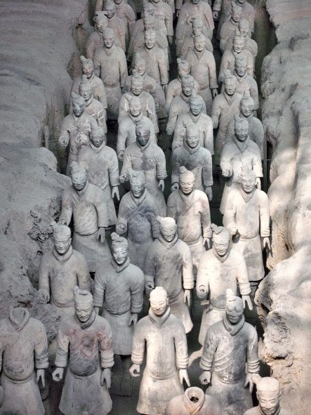 Die Terrakottaarmee zählt zu den bekanntesten Sehenswürdigkeiten der Geschichte Chinas. Und doch macht sie nur einen kleinen Teil der Grabanlage Qin Shihuangdis aus. Der größte Teil des Mausoleums ist noch gar nicht freigelegt... (Foto: Hansjörg Dühning) Die Terrakottaarmee zählt zu den bekanntesten Sehenswürdigkeiten der Geschichte Chinas. Und doch macht sie nur einen kleinen Teil der Grabanlage Qin Shihuangdis aus. Der größte Teil des Mausoleums ist noch gar nicht freigelegt... (Foto: Hansjörg Dühning)