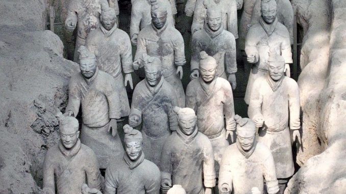 Die Terrakottaarmee zählt zu den bekanntesten Sehenswürdigkeiten der Geschichte Chinas. Und doch macht sie nur einen kleinen Teil der Grabanlage Qin Shihuangdis aus. Der größte Teil des Mausoleums ist noch gar nicht freigelegt... (Foto: Hansjörg Dühning) Die Terrakottaarmee zählt zu den bekanntesten Sehenswürdigkeiten der Geschichte Chinas. Und doch macht sie nur einen kleinen Teil der Grabanlage Qin Shihuangdis aus. Der größte Teil des Mausoleums ist noch gar nicht freigelegt... (Foto: Hansjörg Dühning)