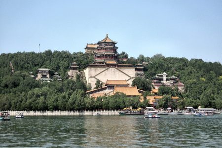 Dies ist nur ein Teil des geräumigen neuen Sommerpalastes der chinesischen Kaiser nahe Peking. Die Parkanlagen von Yiheyuan zählen zu den Meisterwerken chinesischer Gartenarchitektur. (Foto: Hansjörg Dühning)