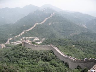 Die große chinesische Mauer ist nach offiziellen Angaben 8851 km lang - ohne Flüsse und Berge wie zerfallene Abschnitte erstreckt sich die Hauptmauer immerhin 2400 km, insbesondere der malerische Abschnitt bei Badaling ist weltberühmt. (Foto: Hansjörg Dühning)