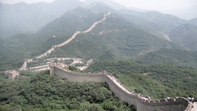 Die große chinesische Mauer ist nach offiziellen Angaben 8851 km lang - ohne Flüsse und Berge wie zerfallene Abschnitte erstreckt sich die Hauptmauer immerhin 2400 km, insbesondere der malerische Abschnitt bei Badaling ist weltberühmt. (Foto: Hansjörg Dühning)