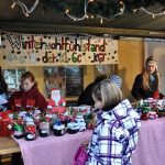 Beim Winterwohlfühlstand der Klasse 6c gibt es vorweihnachtliche Marmeladen, Badekugeln und mehr... (Foto: Martin Dühning)