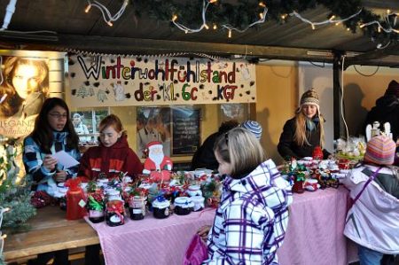 Beim Winterwohlfühlstand der Klasse 6c gibt es vorweihnachtliche Marmeladen, Badekugeln und mehr... (Foto: Martin Dühning)