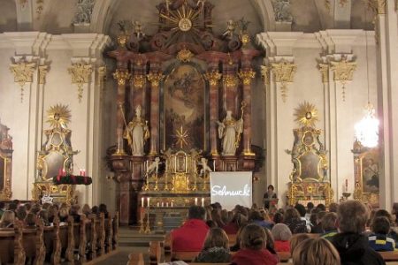 Trotz üblen Wetterbedingungen und dem Umstand, dass fast die gesamte K2 Klausuren schrieb und daher nicht teilnehmen konnte, war der Vorweihnachtsgottesdienst am KGT wieder gut besucht.