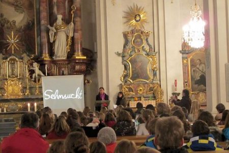 Frau Geilen und Frau Hügle bei den Fürbitten im Gottesdienst