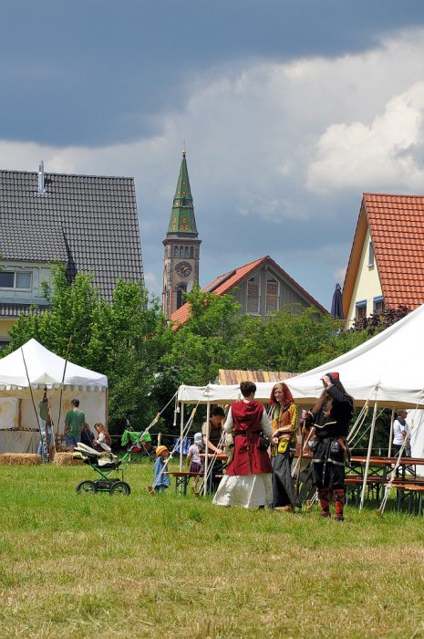 Ambientetaugliche Besucher beim Mittelaltermarkt, im Hintergrund die Bräunlinger Stadtkirche.