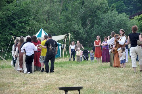 Gruppentänze mit passender musikalischer Untermalung waren beim Mittelaltermarkt auch möglich. Links wird getanzt, rechts spielt die Musikantengruppe zum Ständchen auf.