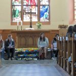 Anspiel im Abiabschlussgottesdienst mit Segenspapierbötchen (Foto: Martin Dühning)