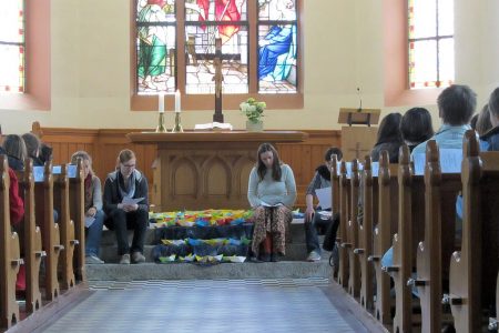 Anspiel im Abiabschlussgottesdienst mit Segenspapierbötchen (Foto: Martin Dühning)