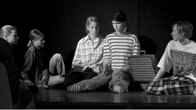 Die Gauklergruppe sinniert über ihre weitere Zukunft bei der Aufführung am 4. Juli 2003 (Foto: Martin Dühning).