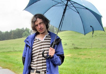 Müde, nassgeregnet und ein wenig entnervt ist der Anastratin-Chefredakteur Anfang Juni 2012 - und gleich auch erkältet. Wen wundert's - bei dem Wetter! (Foto: Ursula Dühning)