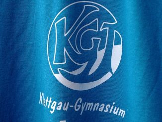 Das KGT-T-Shirt-Emblem von 2012 ist luftig grazil und für monochromen Druck optimiert. Der Schriftzug orientiert sich am Design von Emilie Conrads aus den späten 80zigern.