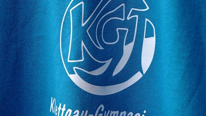 Das KGT-T-Shirt-Emblem von 2012 ist luftig grazil und für monochromen Druck optimiert. Der Schriftzug orientiert sich am Design von Emilie Conrads aus den späten 80zigern.