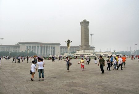 Der Platz des himmlischen Friedens wird schon am frühen Morgen von Touristen gut besucht (Foto: Hansjörg Dühning).