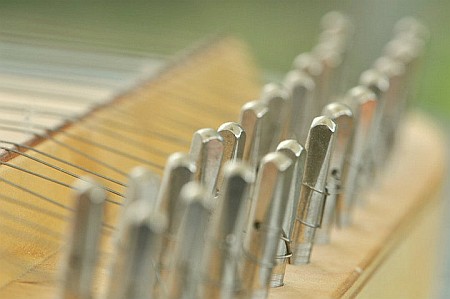 Nitramica Arts besitzt schon seit 2003 echte Streichpsalter - hier abgebildet ist der Altstreichpsalter, der seinerzeit noch individuell vom Instrumentenbauer Helmut Seibert erstellt wurde. Nitramica Arts besitzt schon seit 2003 echte Streichpsalter - hier abgebildet ist der Altstreichpsalter, der seinerzeit noch individuell vom Instrumentenbauer Helmut Seibert erstellt wurde.