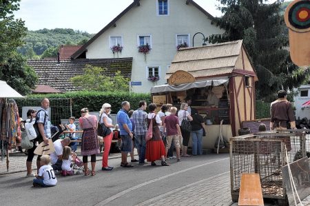 Nicht nur vor dem Crêpes-Stand scharten sich die Kunden - für alle Standbetreiber hatte sich die Anreise wohl gelohnt. Sogar der Pelzhändler machte Absatz, trotz sommerlicher Hitze (Foto: Martin Dühning).