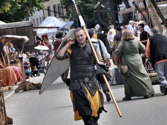 Ein Söldner patroulliert über den Oberlauchringer Mittelaltermarkt 2012 (Foto: Martin Dühning).