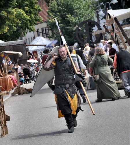 Ein Söldner patroulliert über den Oberlauchringer Mittelaltermarkt 2012 (Foto: Martin Dühning).